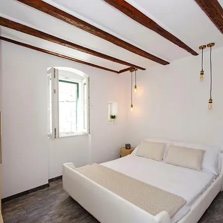 Kika Luxury Oldtown سبليت